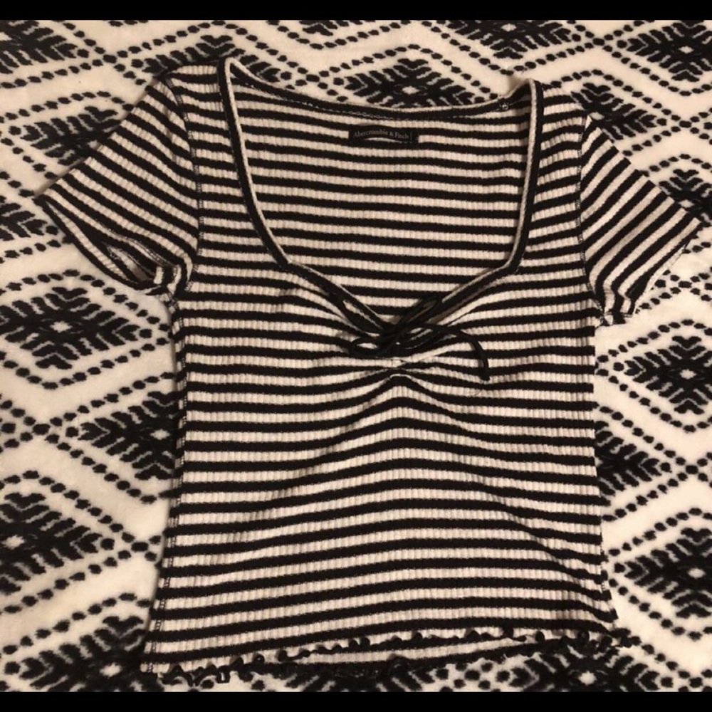 Black and white Abercrombie crop top